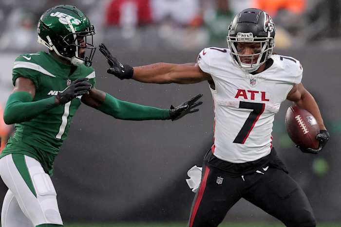 Atlanta Falcons running back Bijan Robinson (7) runs with the ball against New York Jets cornerback Sauce Gardner (1) during the third quarter at MetLife Stadium.